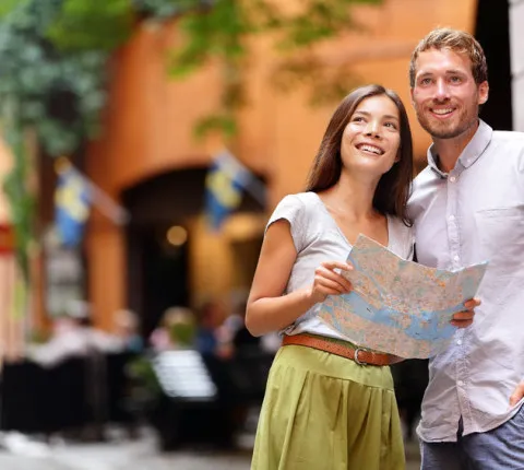 Belebte Straße in einer europäischen Metropole, ideal für einen günstigen Städtereise Kurztrip