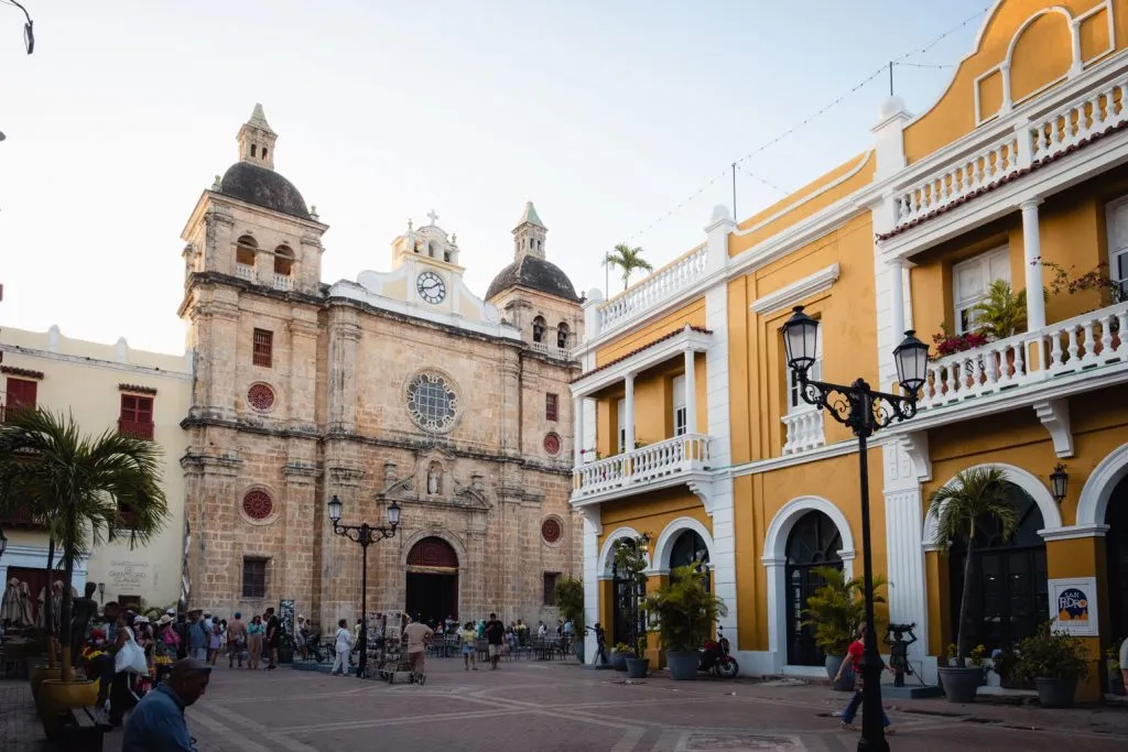 Belebter Altstadtplatz in Deutschland vor einer historischen Kirche und farbenfrohen Gebäuden