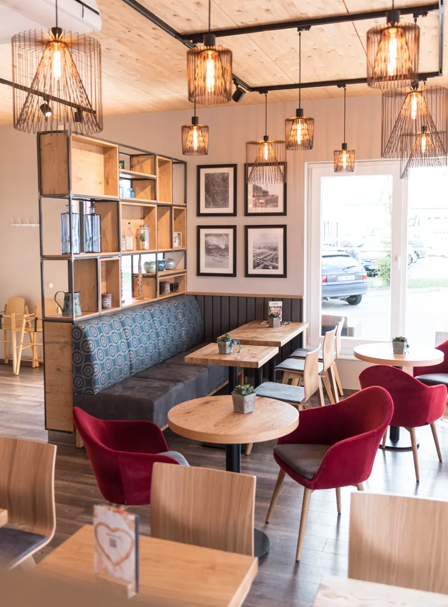 Belegtes Brötchen und Snack-Auswahl in einer Döbbe Filiale