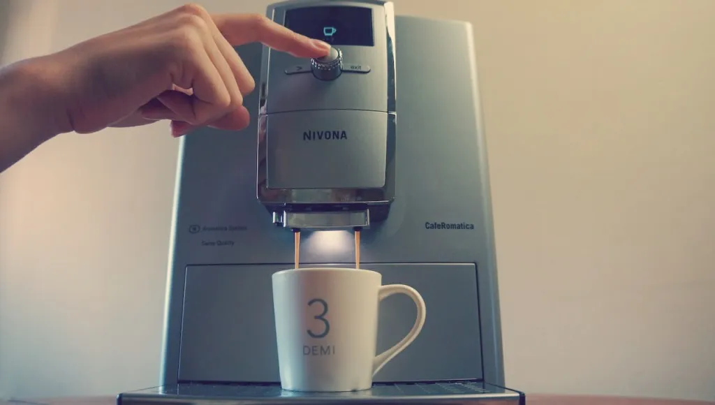 Beleuchtete Tasse während der Kaffeezubereitung im Nivona CafeRomatica 855