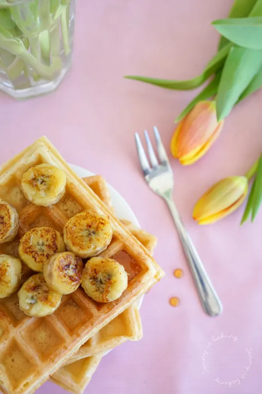 Belgische Waffel mit karamellisierten Bananen und einem Klecks Sahne