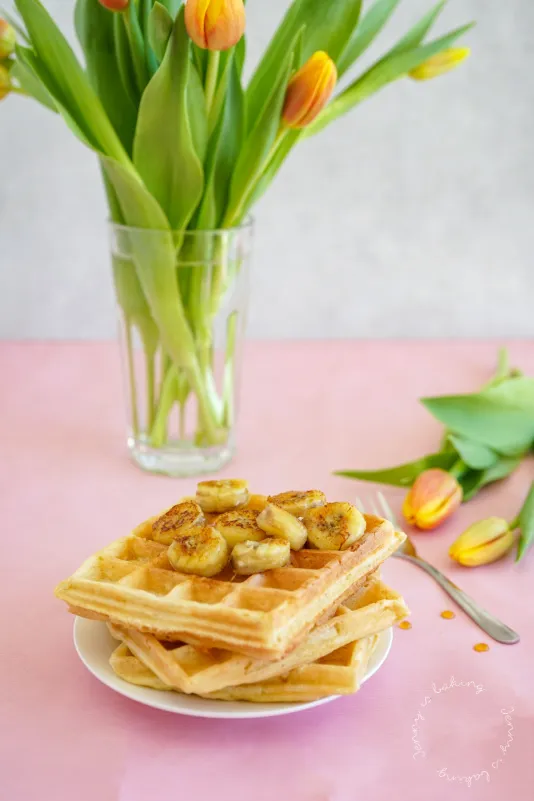 Belgische Waffeln mit Puderzucker und Früchten, serviert auf einem Teller