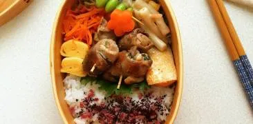Bento nach den Prinzipien von Washoku: Reis, Fisch und Gemüse