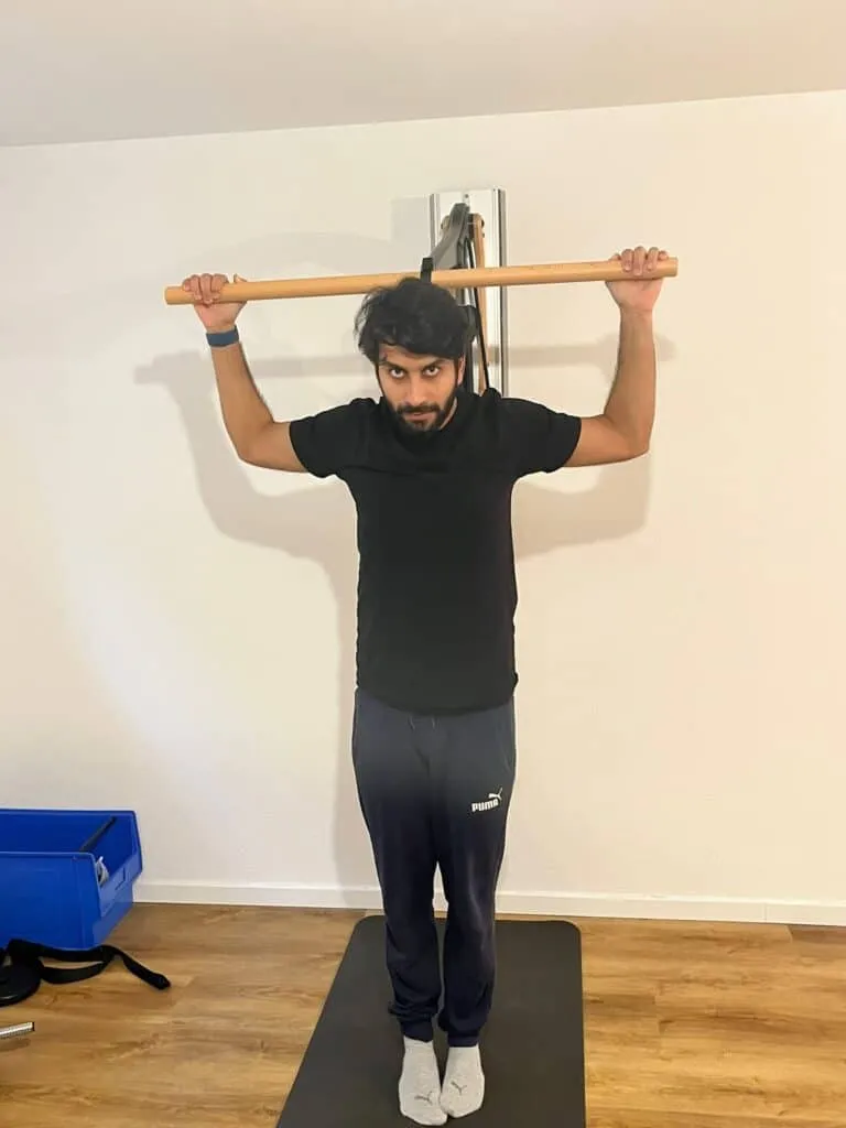 Benutzer führt eine Kraftübung am wandmontierten Eisenhorn Fitnessgerät durch