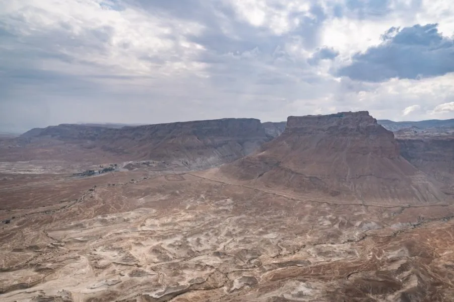 Bergpanorama in der Judäischen Wüste, mit Masada als zentralem Punkt.