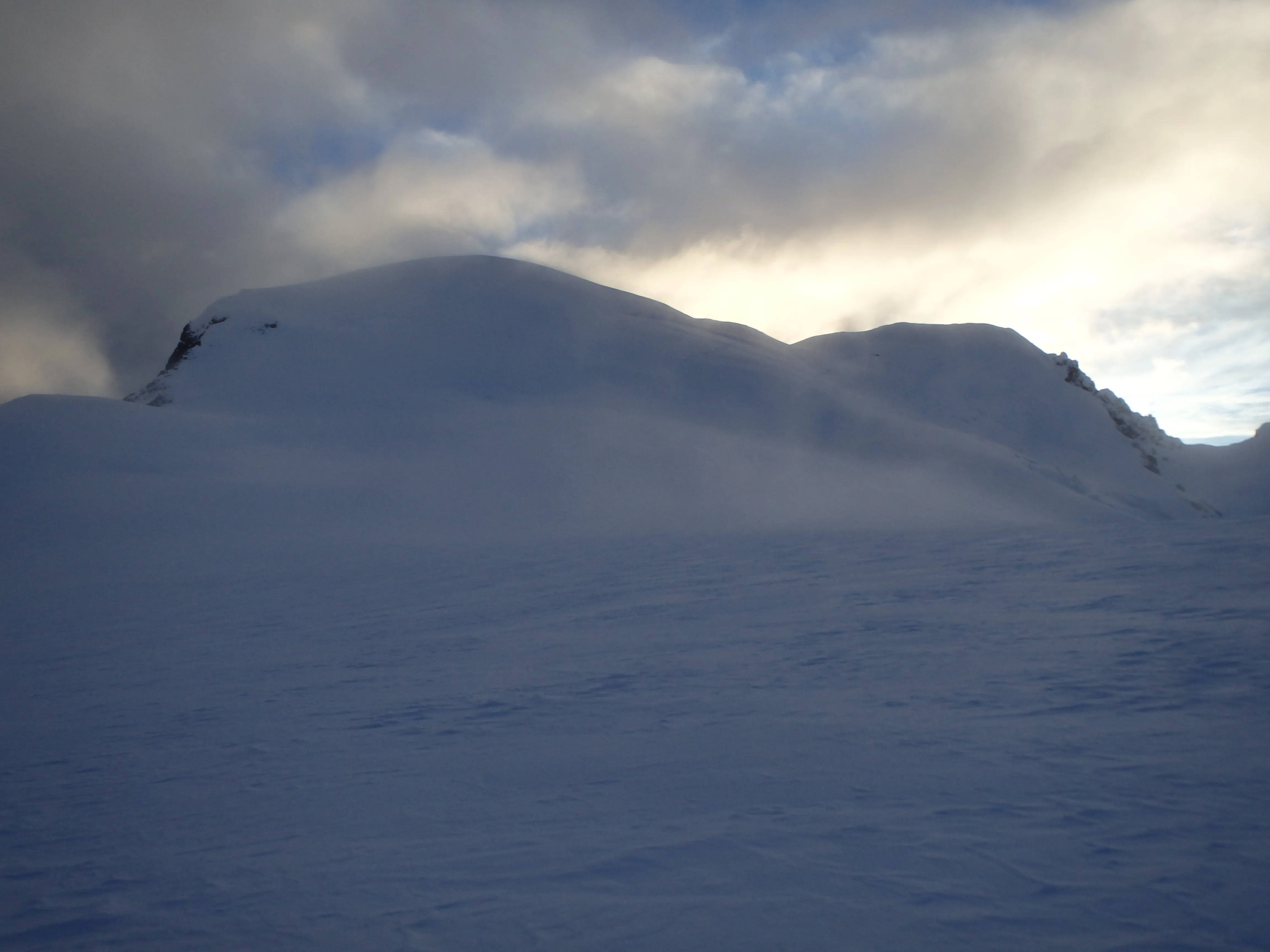 Bergsteiger bahnen sich ihren Weg den steilen Hang zum Breithorn hinauf