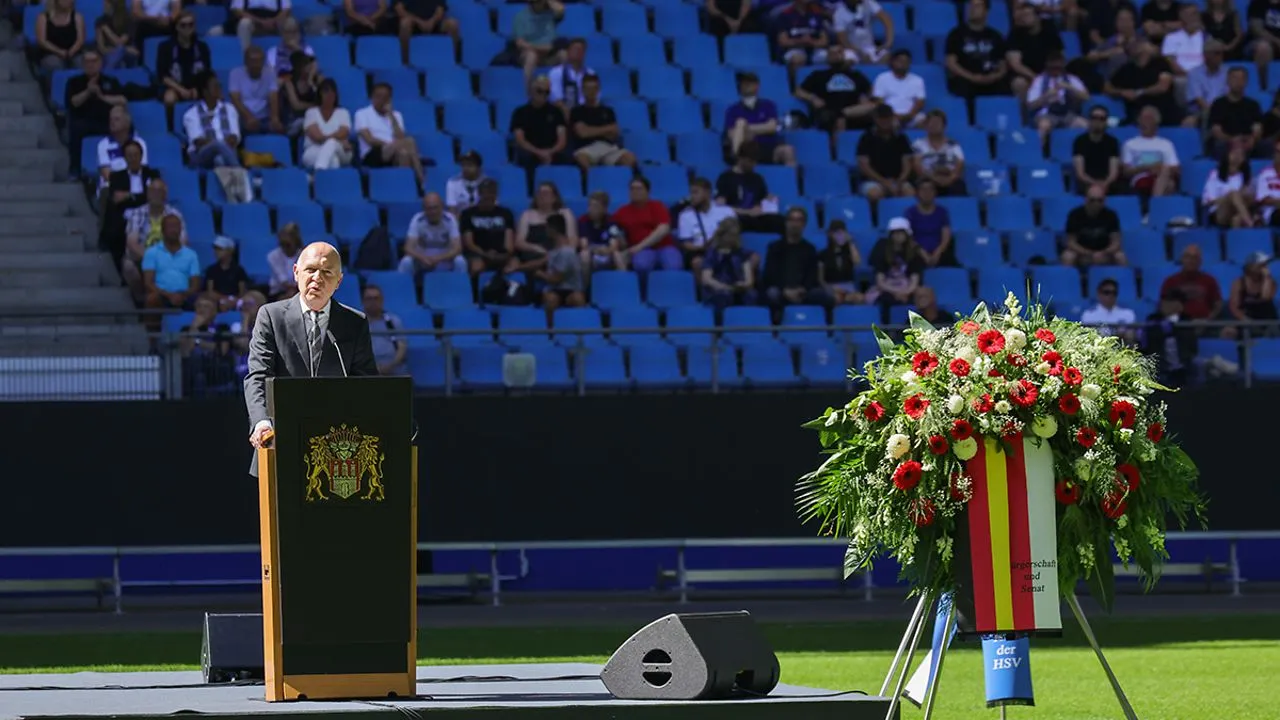 Bernd Neuendorf, Präsident des DFB, spricht auf der Gedenkfeier für Uwe Seeler
