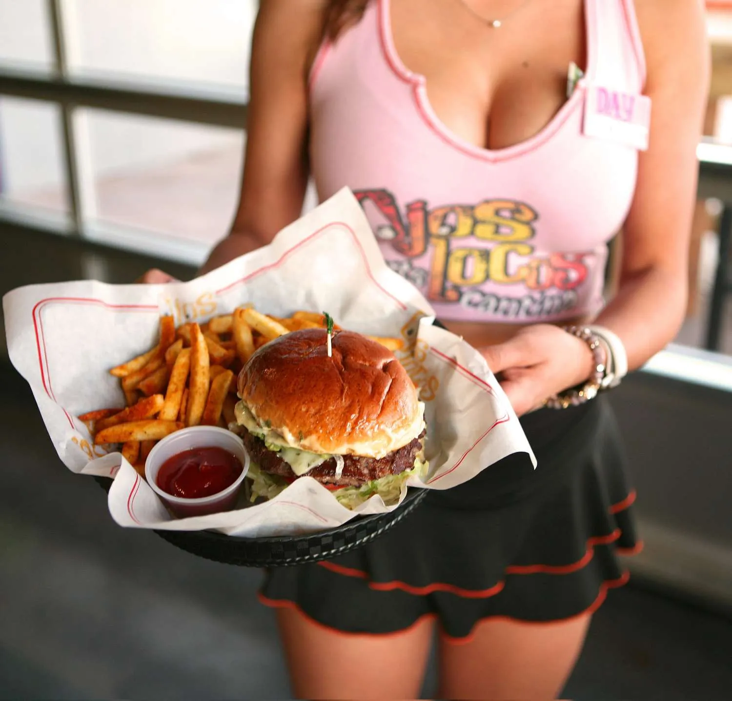 Besondere Angebote und Aktionen im Ojos Locos Menü, präsentiert im lebhaften Ambiente einer Sports Cantina.