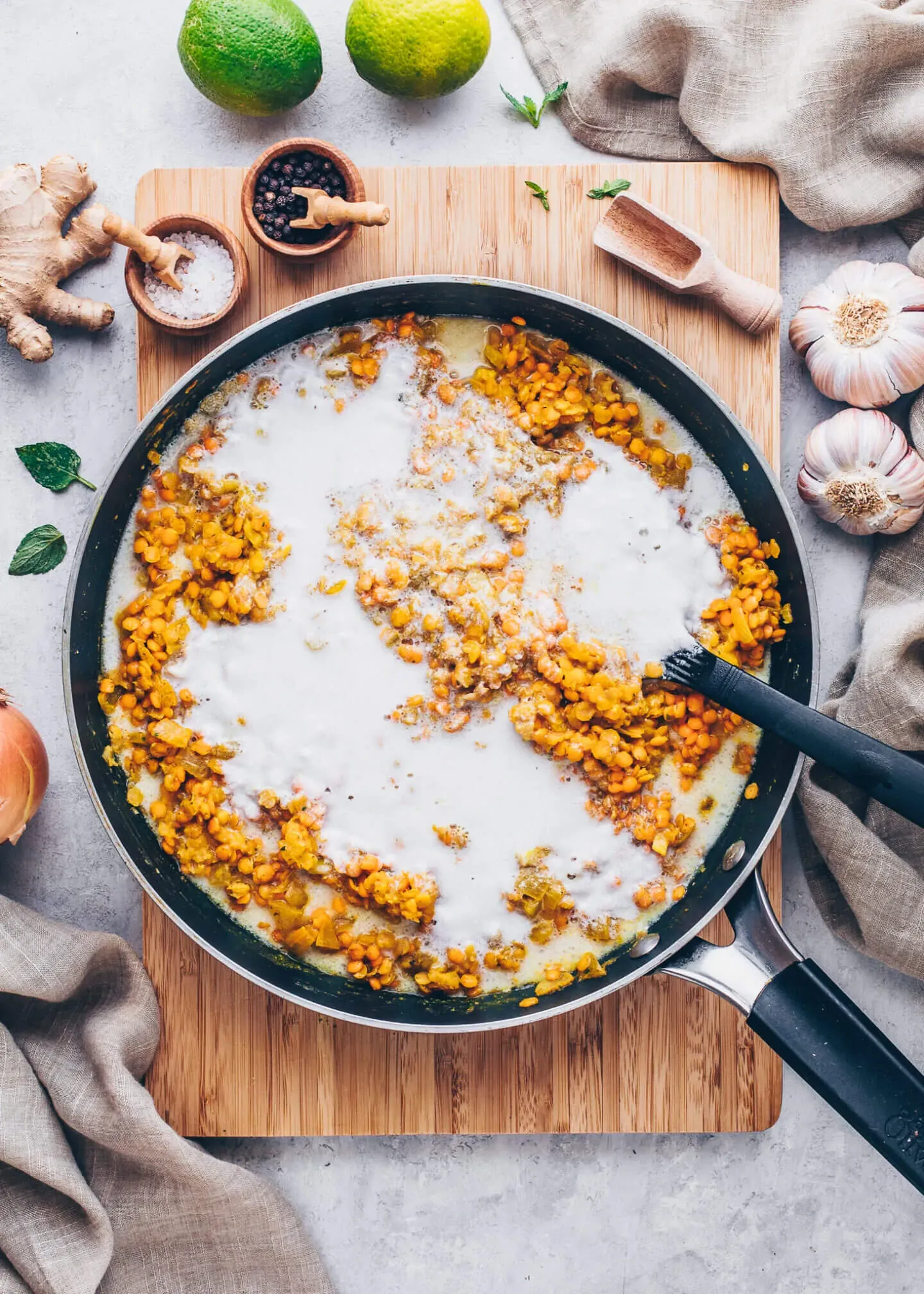 Bestes Linsen Dal Rezept, angerichtet in einer Schale