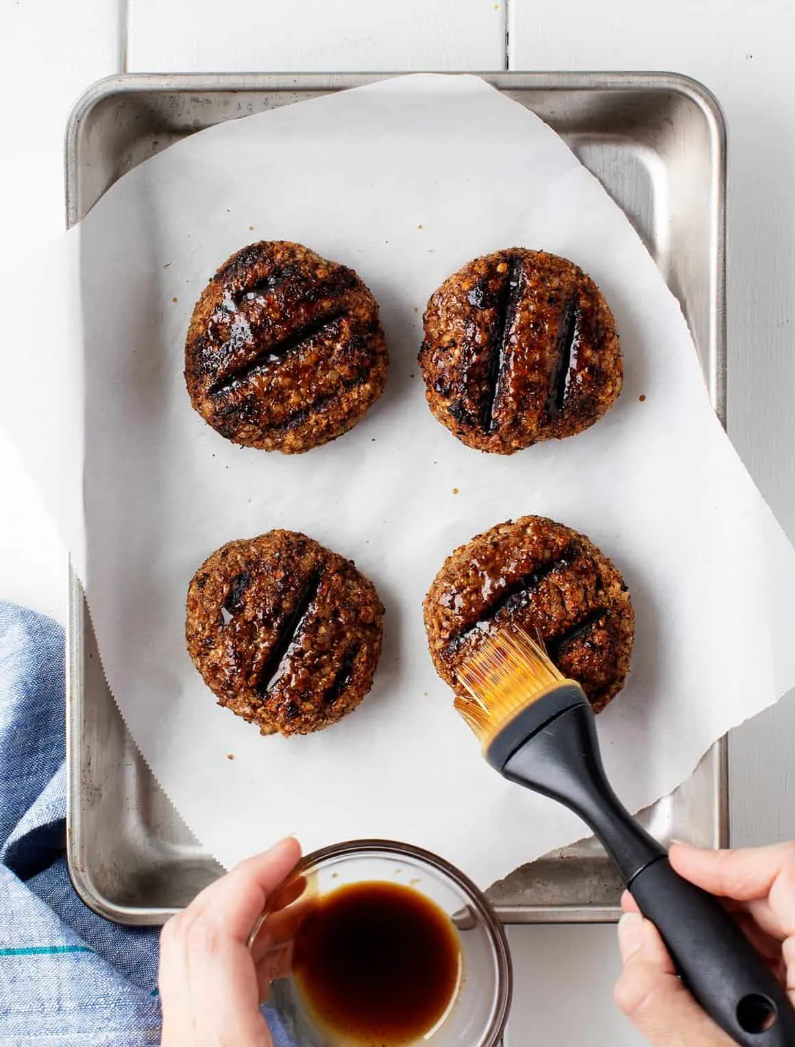 Bestreichen von gegrillten Patties mit Worcestershire-Sauce