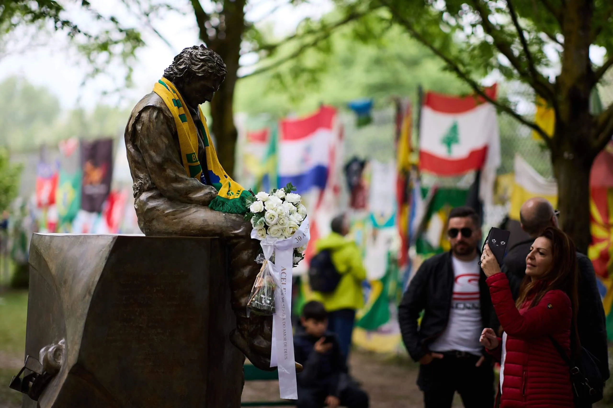 Besucher am Denkmal für Ayrton Senna in Imola