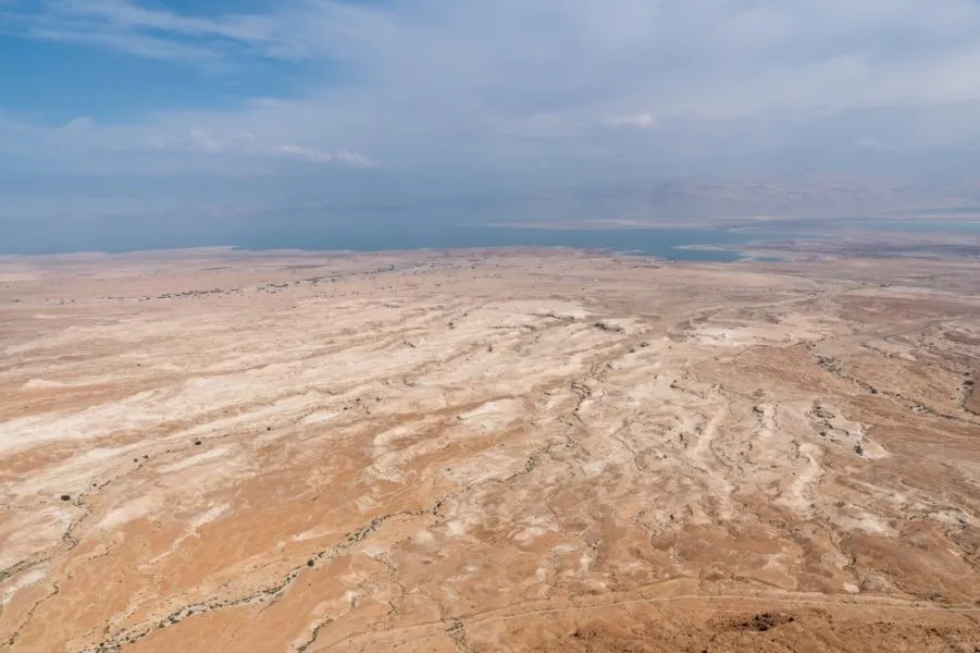 Besucher erkunden die Ruinen auf dem Masada-Plateau.