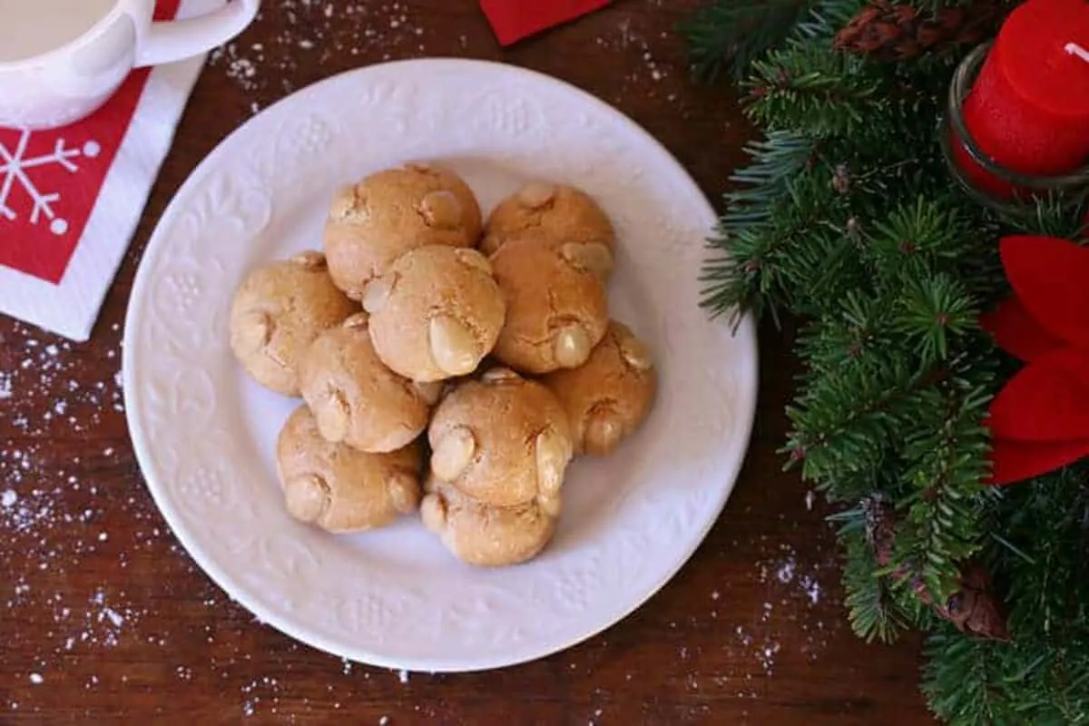 Bethmännchen auf dem Backblech mit Mandeln verziert – klassisches deutsches Weihnachtsgebäck