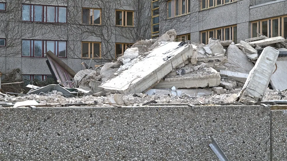 Beton besteht aus Zement, Wasser und einer sogenannten Gesteinskörnung, das heißt Sand und Kies oder Kalksplitt. Foto: Abrissarbeiten eines Betonbaus aus den 1970er-Jahren in Schleswig. | Bild: picture-alliance/dpa/SULUPRESS.DE/ Foto: Torsten Sukrow