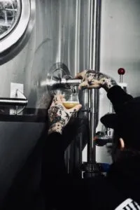 Bierliebhaber genießt ein deutsches IPA in geselliger Runde