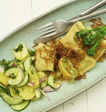 BIO-Gemüsemaultaschen mit Kartoffel-Gurkensalat und gerösteten Zwiebeln nach Lafer Art