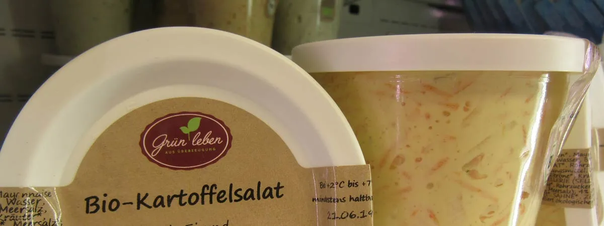 Bio-Produkte in nachhaltigen Glasverpackungen, Ausdruck des Engagements für Qualität und Umwelt, das auch Schedel Backwaren auszeichnet.