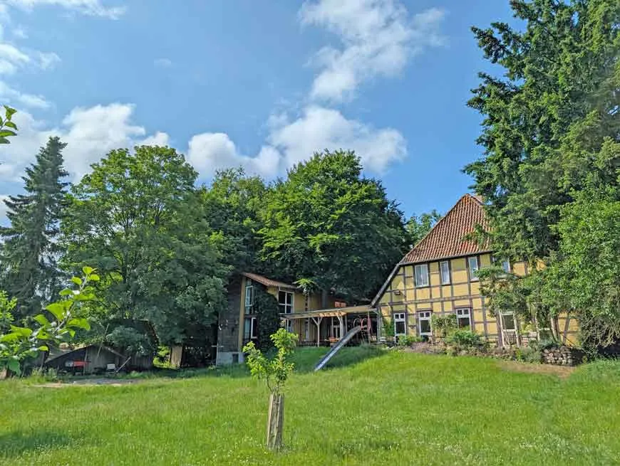 Biohotel Kenners Landlust von außen, eingebettet in grüne Natur