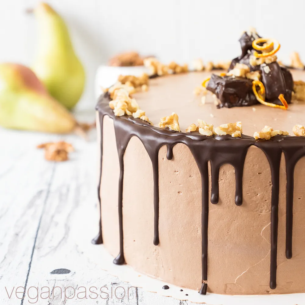 Birnen-Walnusstorte mit Schokomousse und Schokoladenglasur
