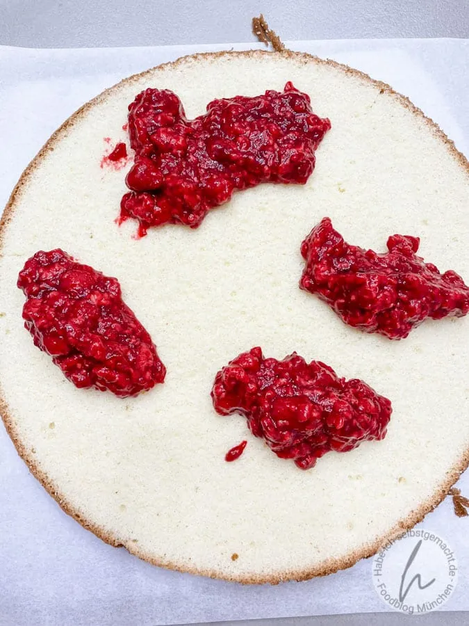 Biskuit mit Himbeeren