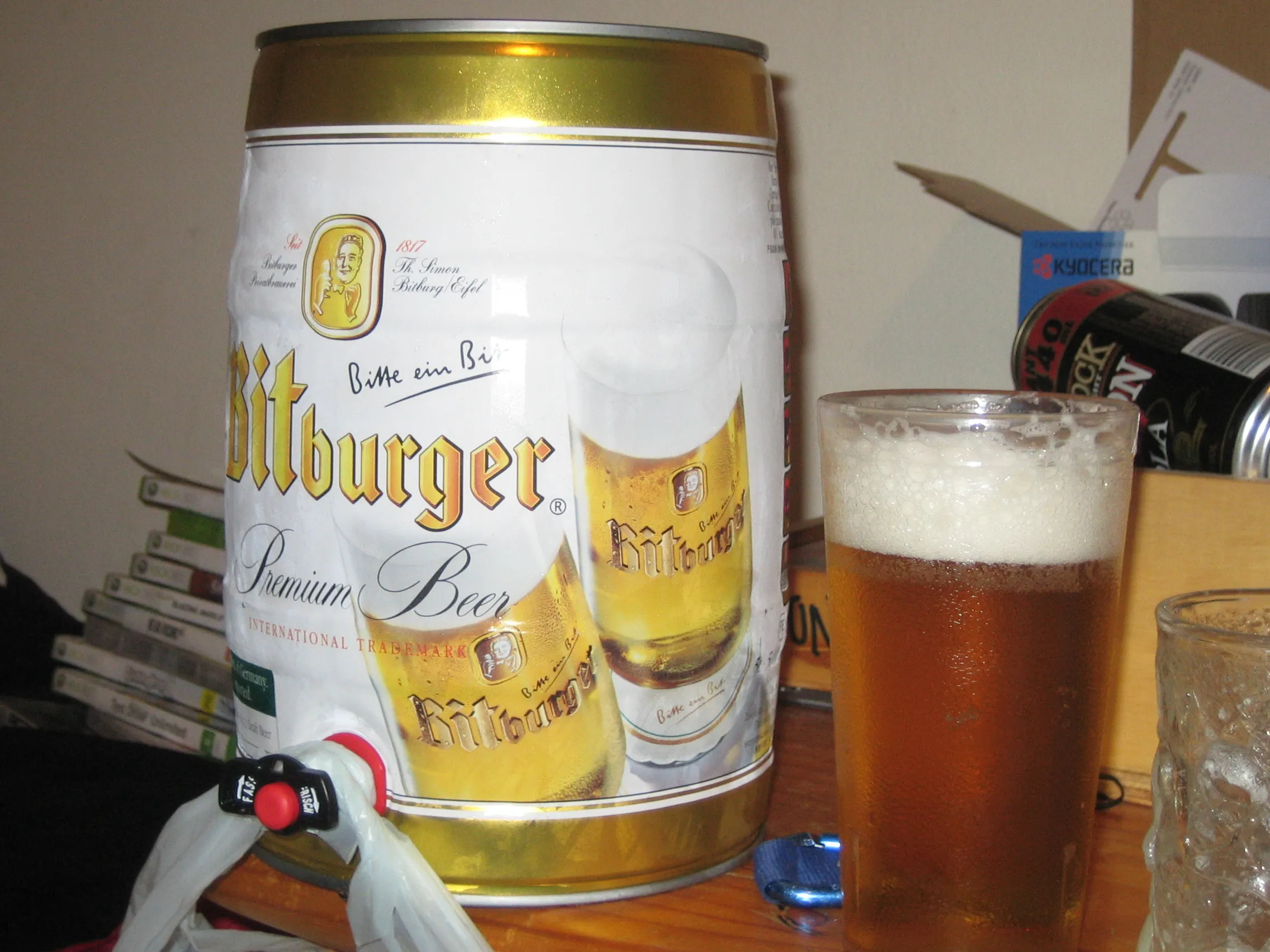 Bitburger in einem Mini-Fass, ideal für kleine Feiern oder den Genuss zu Hause.