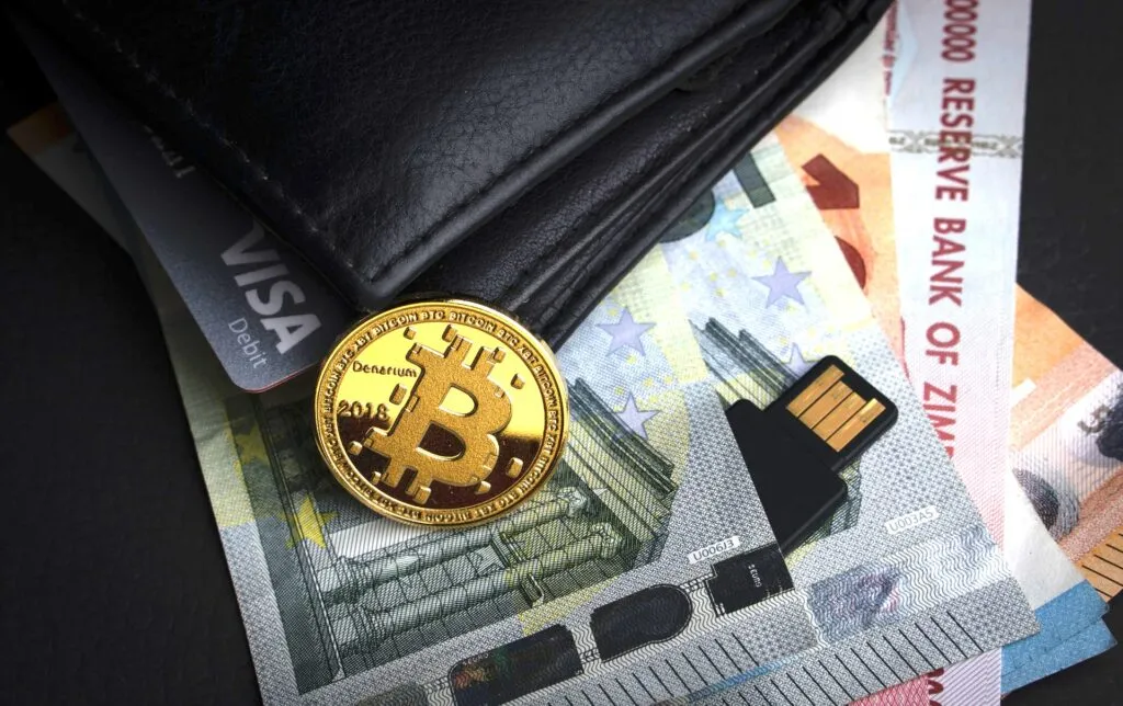 Bitcoin Krypto Karte mit Visa-Logo für weltweite Akzeptanz