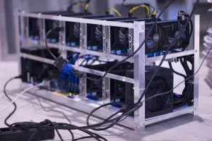 Bitcoin Mining Rig zur Veranschaulichung des energieintensiven Proof-of-Work-Verfahrens.