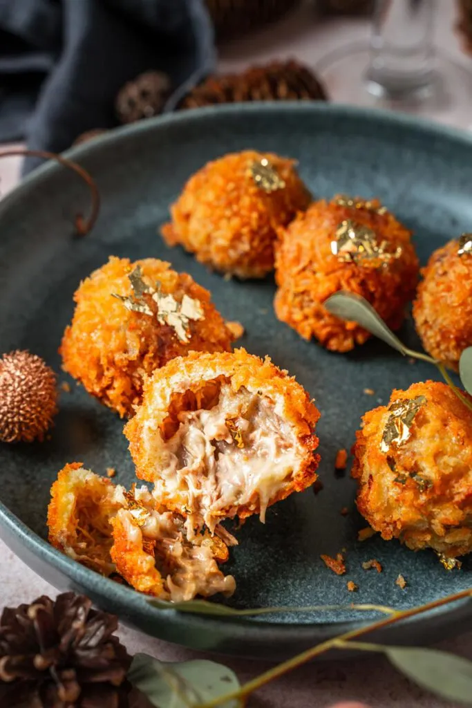 Bitterballen als festliche Vorspeise aus Kalbsonglet-Ragout