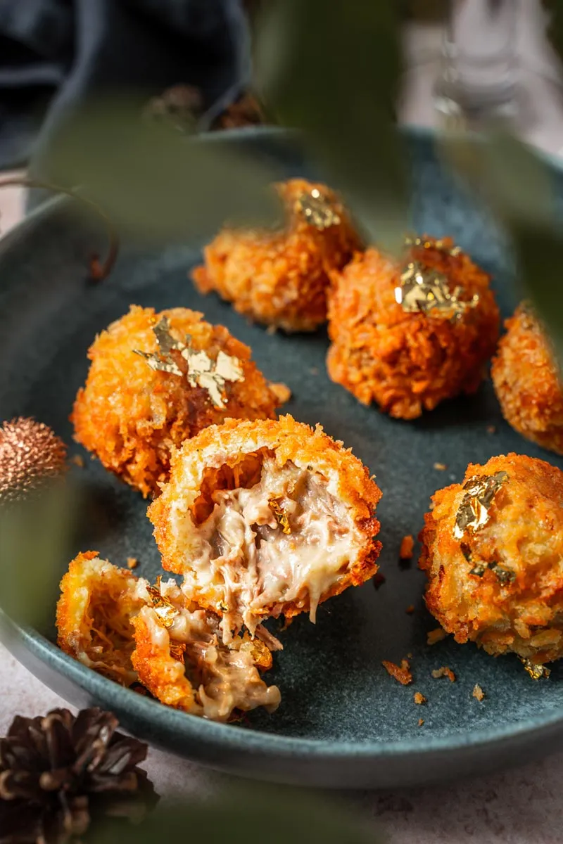 Bitterballen mit Golddekor und Dip