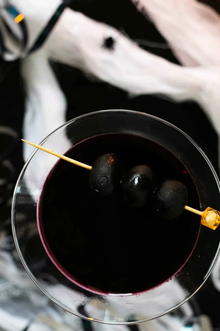 Black Widow Martini Mocktail, ein gruseliges alkoholfreies Getränk mit Olivensalz und Rübensaft