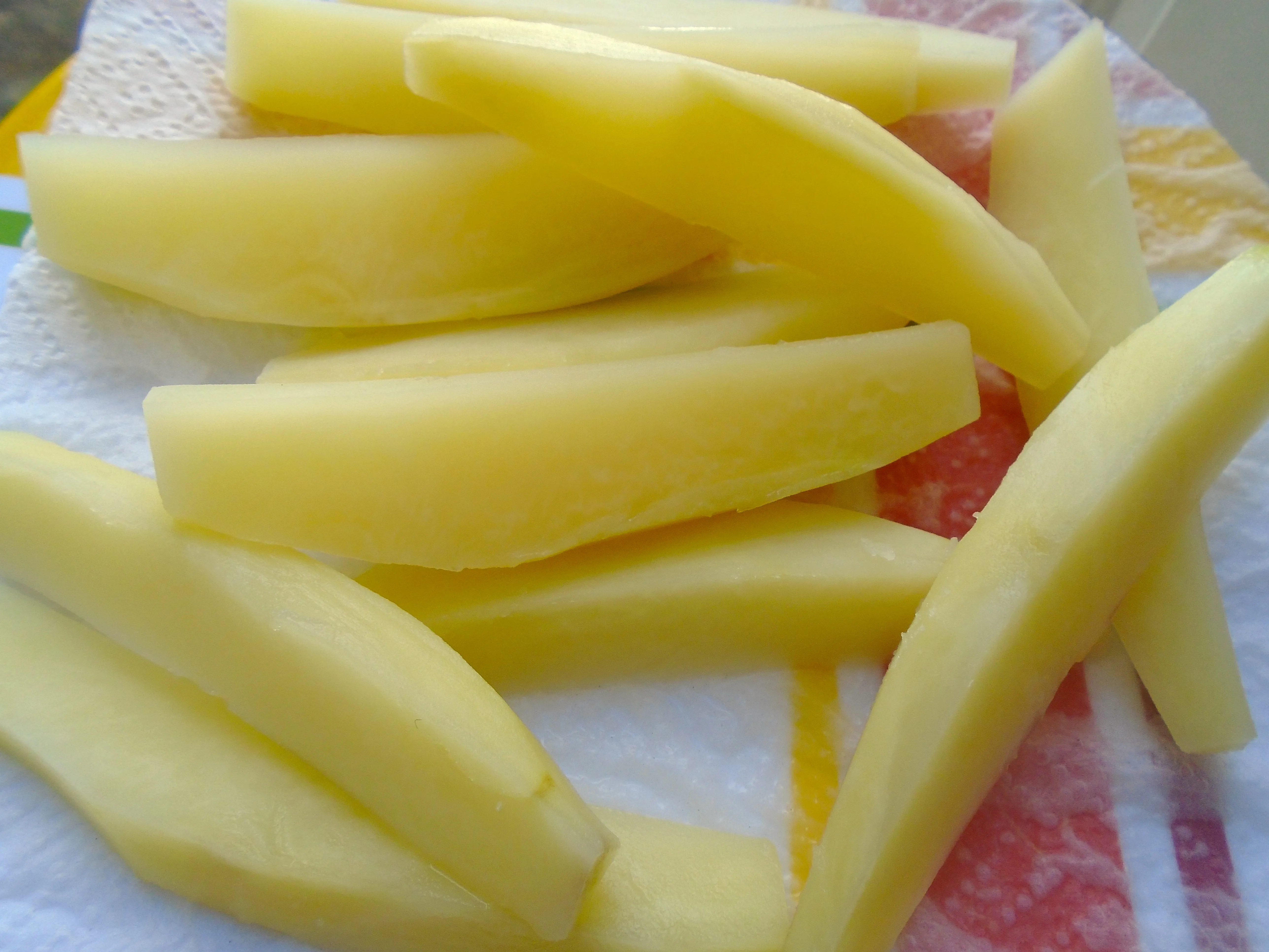 Blanchierte und abgetropfte Kartoffelstücke für die Bratkartoffeln vorbereiten