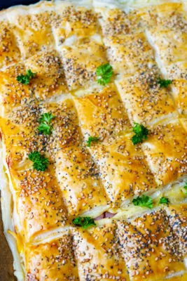 Blätterteig mit Schinken und Käse gefüllt, ein einfacher und schmackhafter Snack