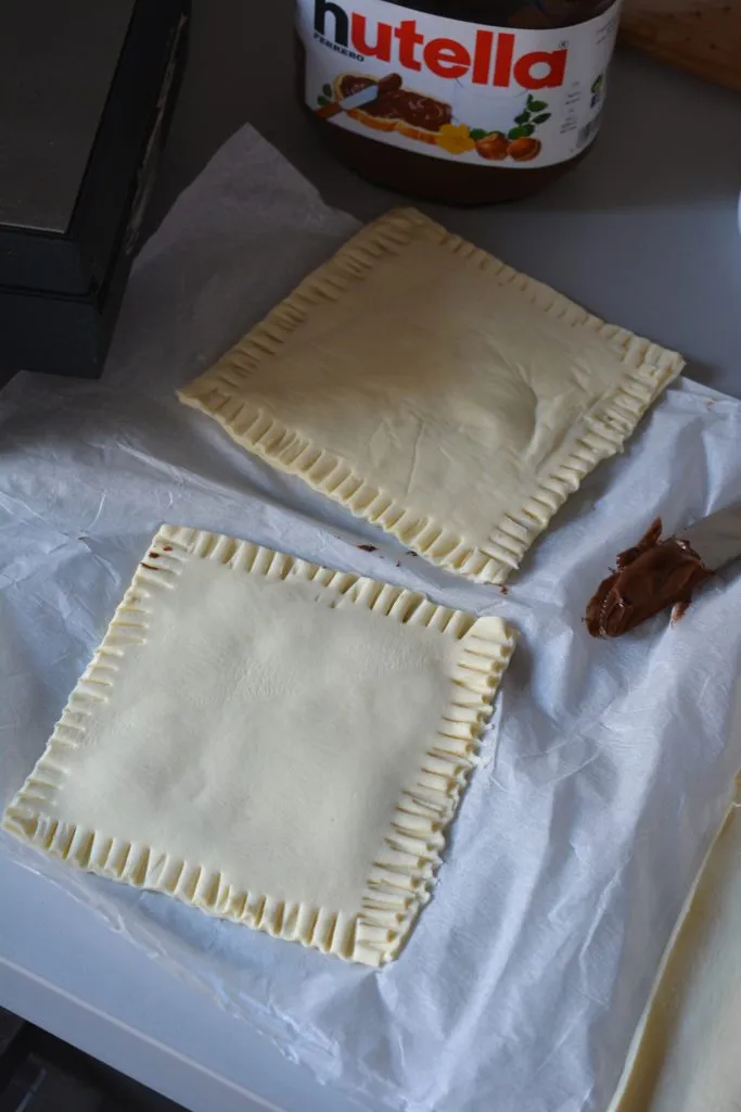 Blätterteig Quadrate mit Nutella füllen und Ränder andrücken