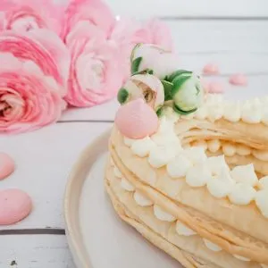 Blätterteigherz wird mit Marmelade bestrichen