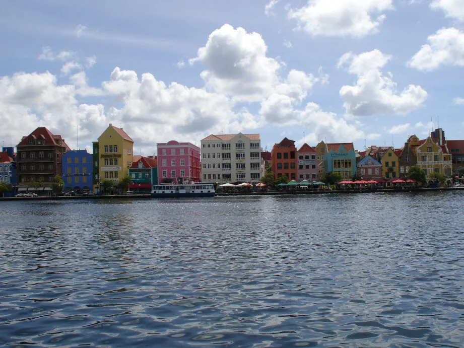 Blauer Himmel und wenige Wolken über einer malerischen Küste auf Curacao, exemplarisch für die optimale Reisezeit der ABC-Inseln.