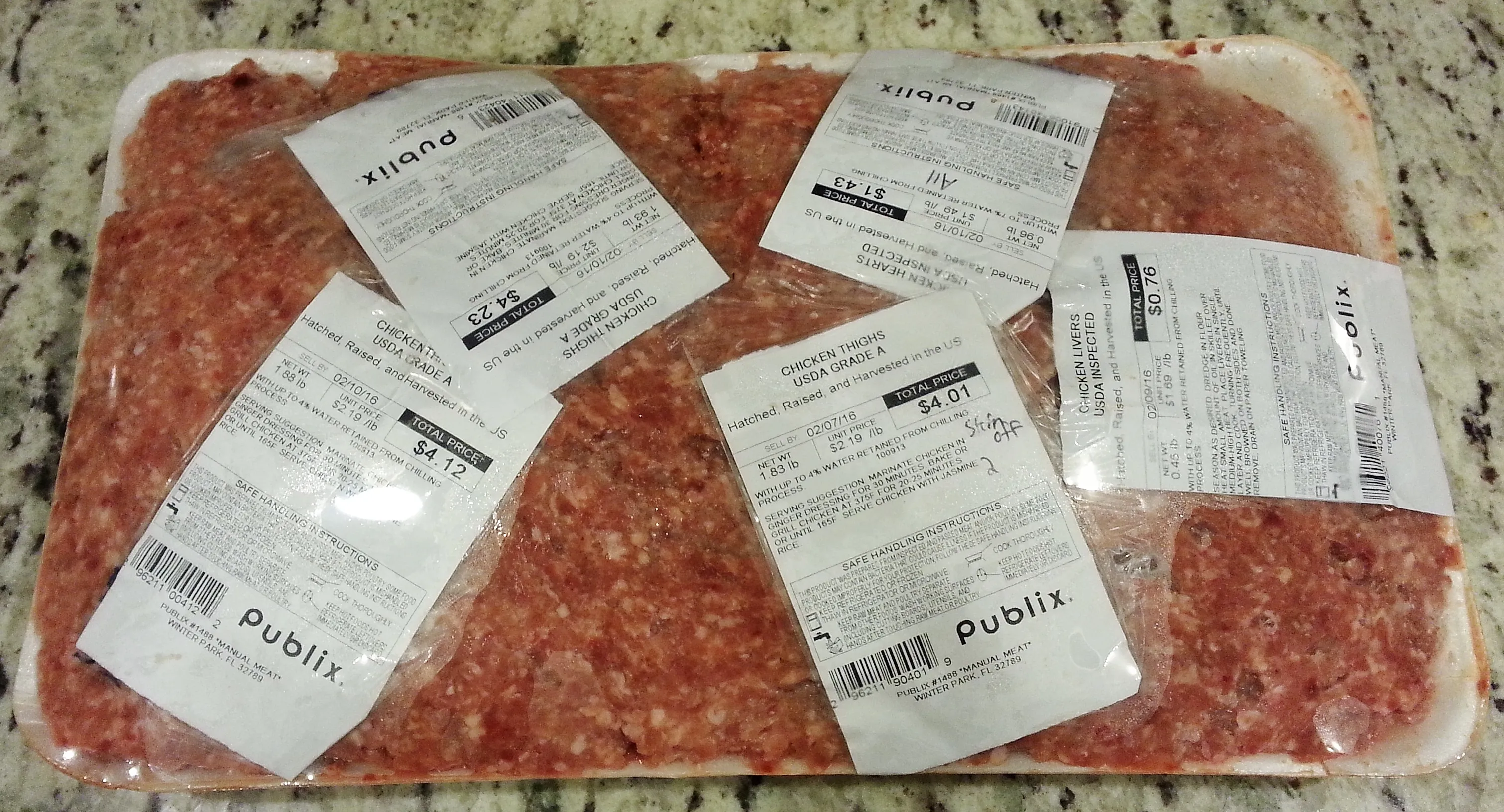 Blender mit gesunden Zutaten für Smoothies