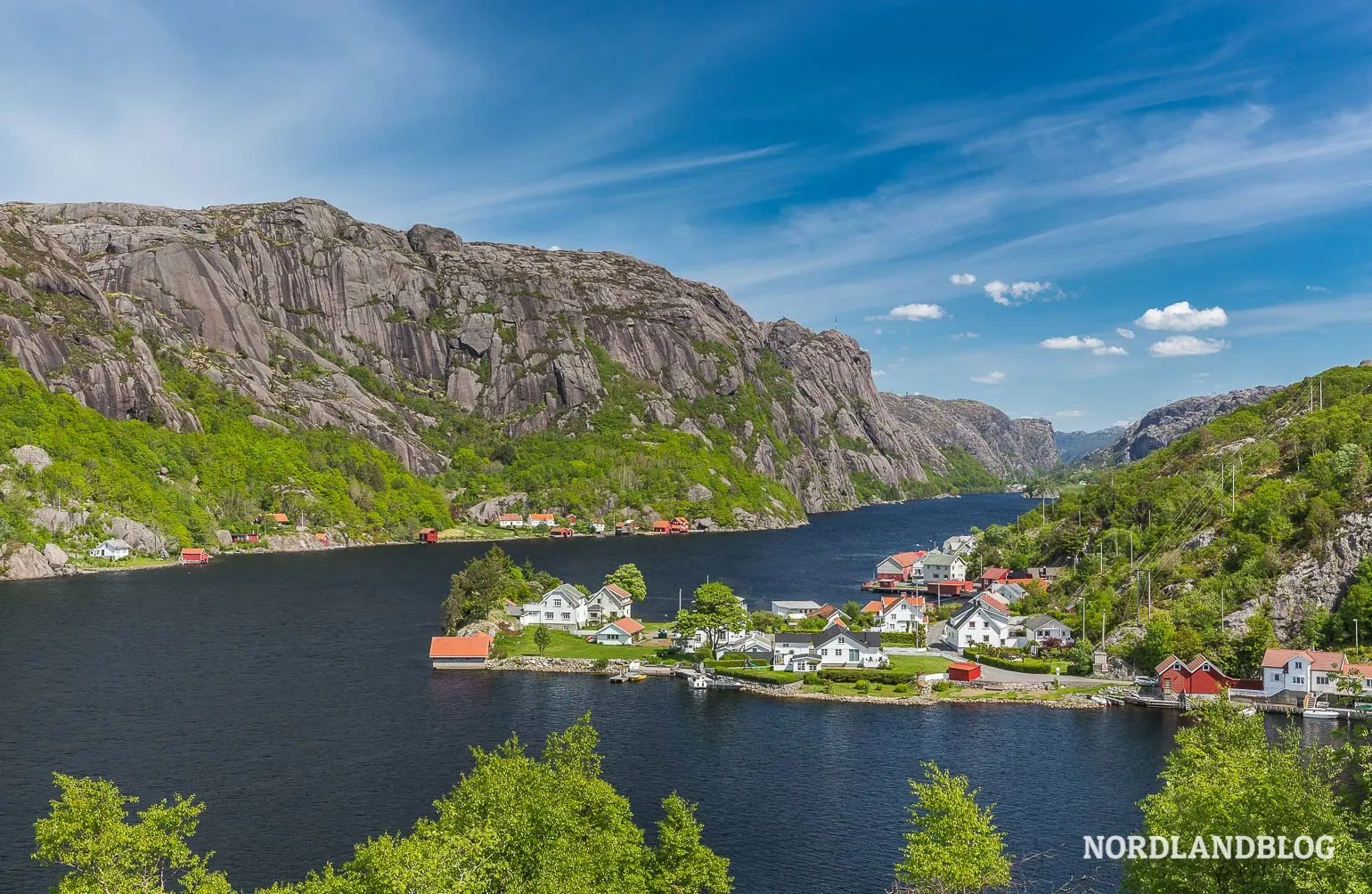 Blick auf das malerische Fischerdorf Åna-Sira, eingebettet in die Küstenlandschaft Südnorwegens