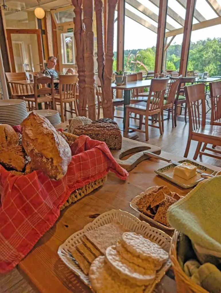 Blick auf das reichhaltige Vollwert-Buffet im Restaurant
