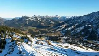 Blick auf das Tal bei Oberjoch in den Allgäuer Alpen, teilweise liegt noch Schnee