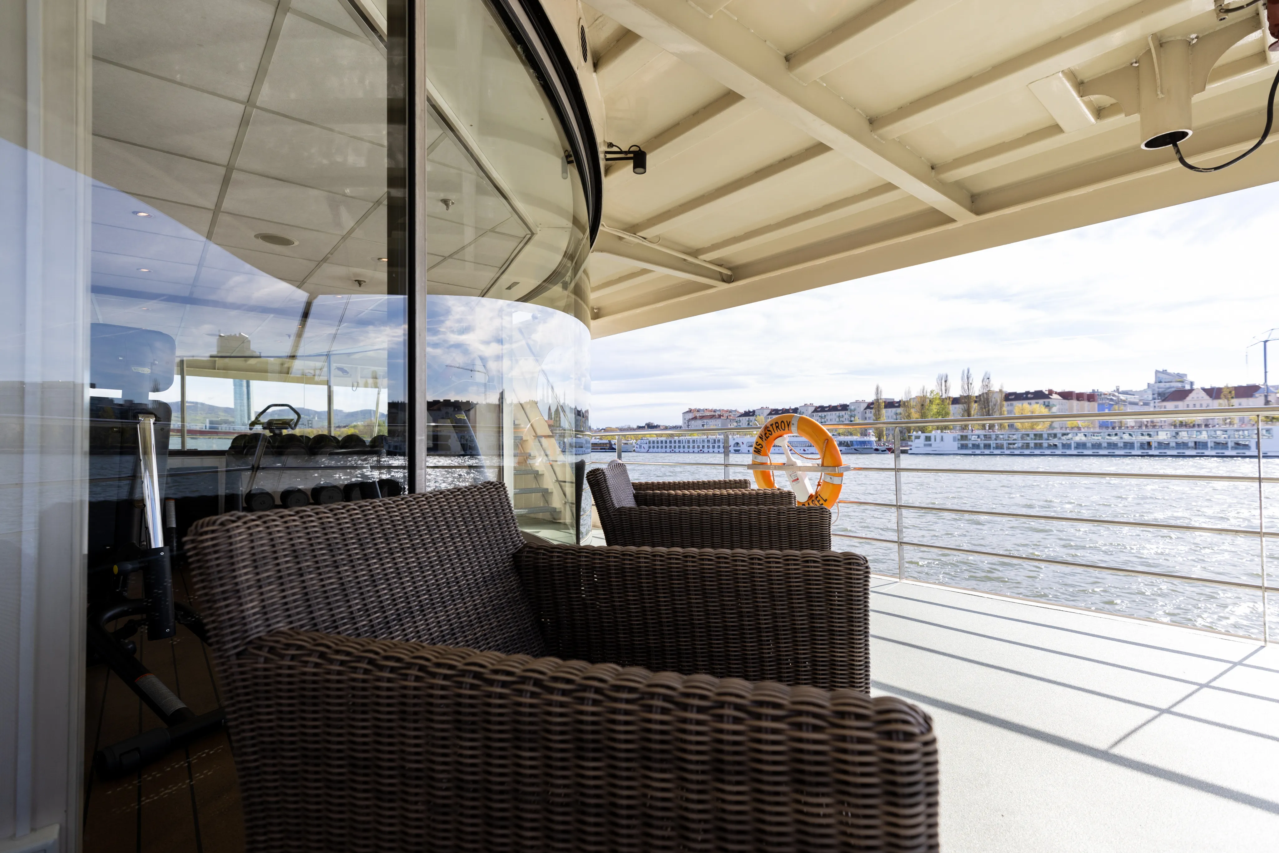 Blick auf den Heckbereich der MS Nestroy bei Sonnenuntergang auf der Donau