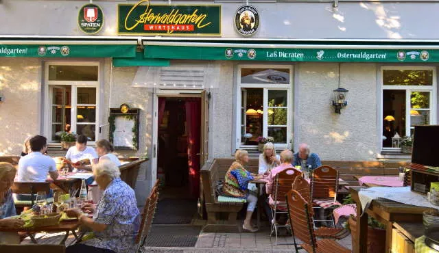 Blick auf den idyllischen Osterwaldgarten Biergarten im Sommer