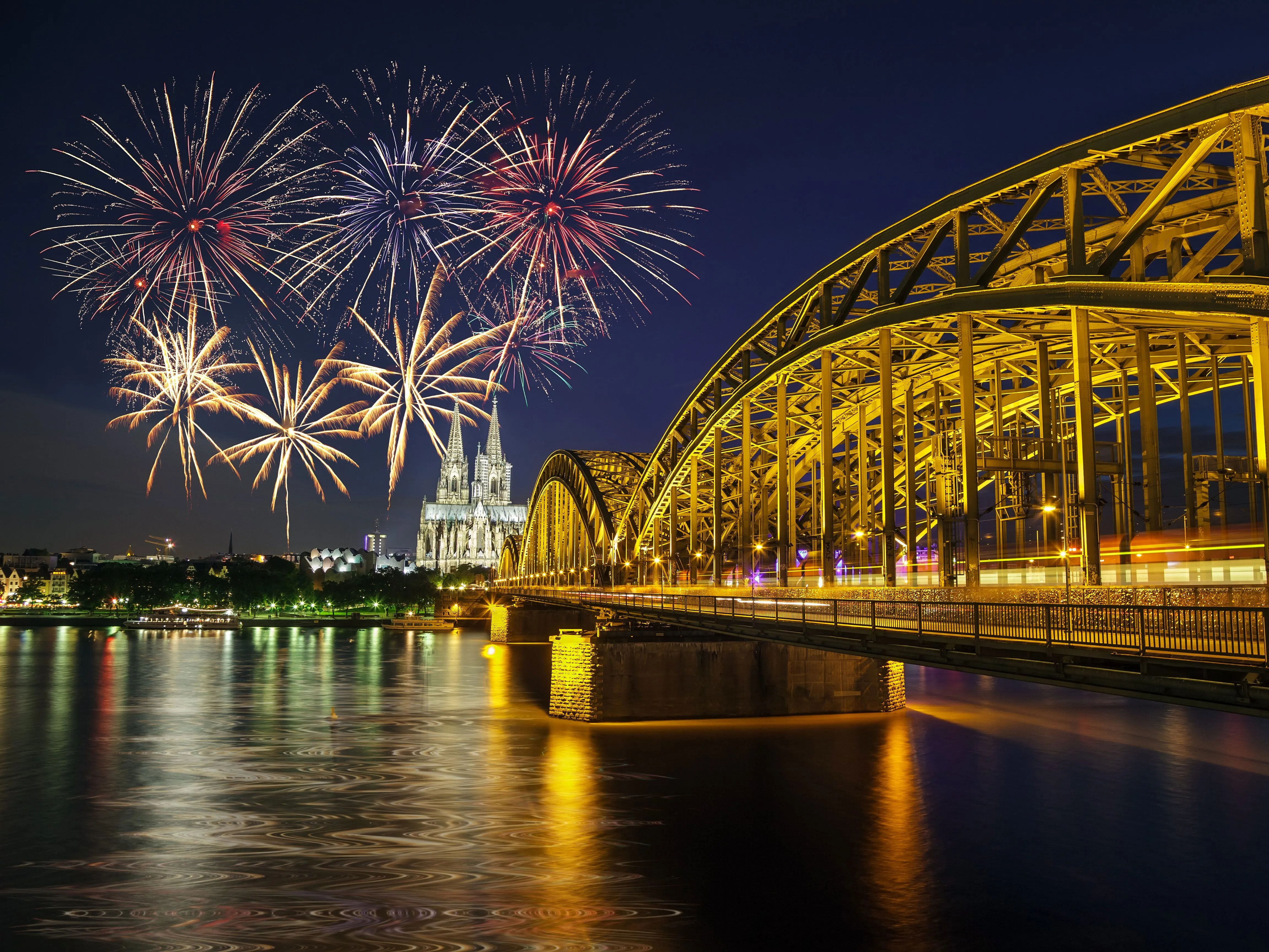 Blick auf den Kölner Dom und die Hohenzollernbrücke bei Nacht