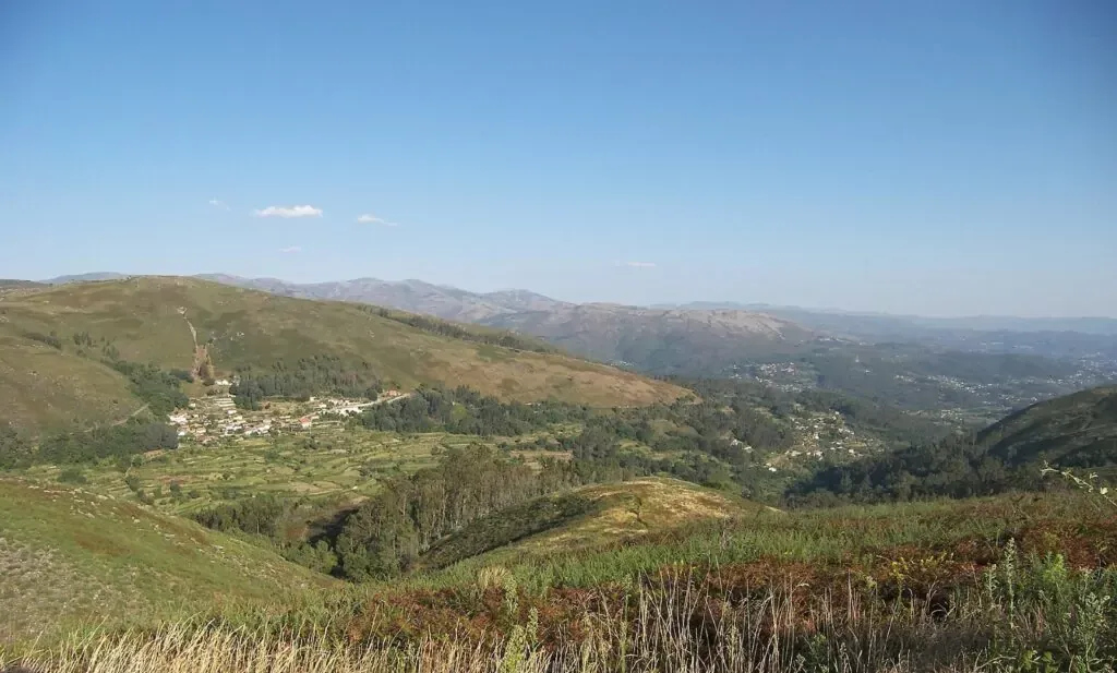 Blick auf den Nationalpark Gerês mit felsiger Landschaft und dichter Vegetation