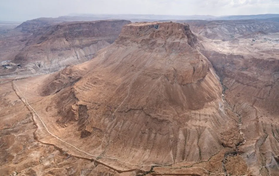 Blick auf die Festung Masada und ihre majestätische Lage in der Wüste.