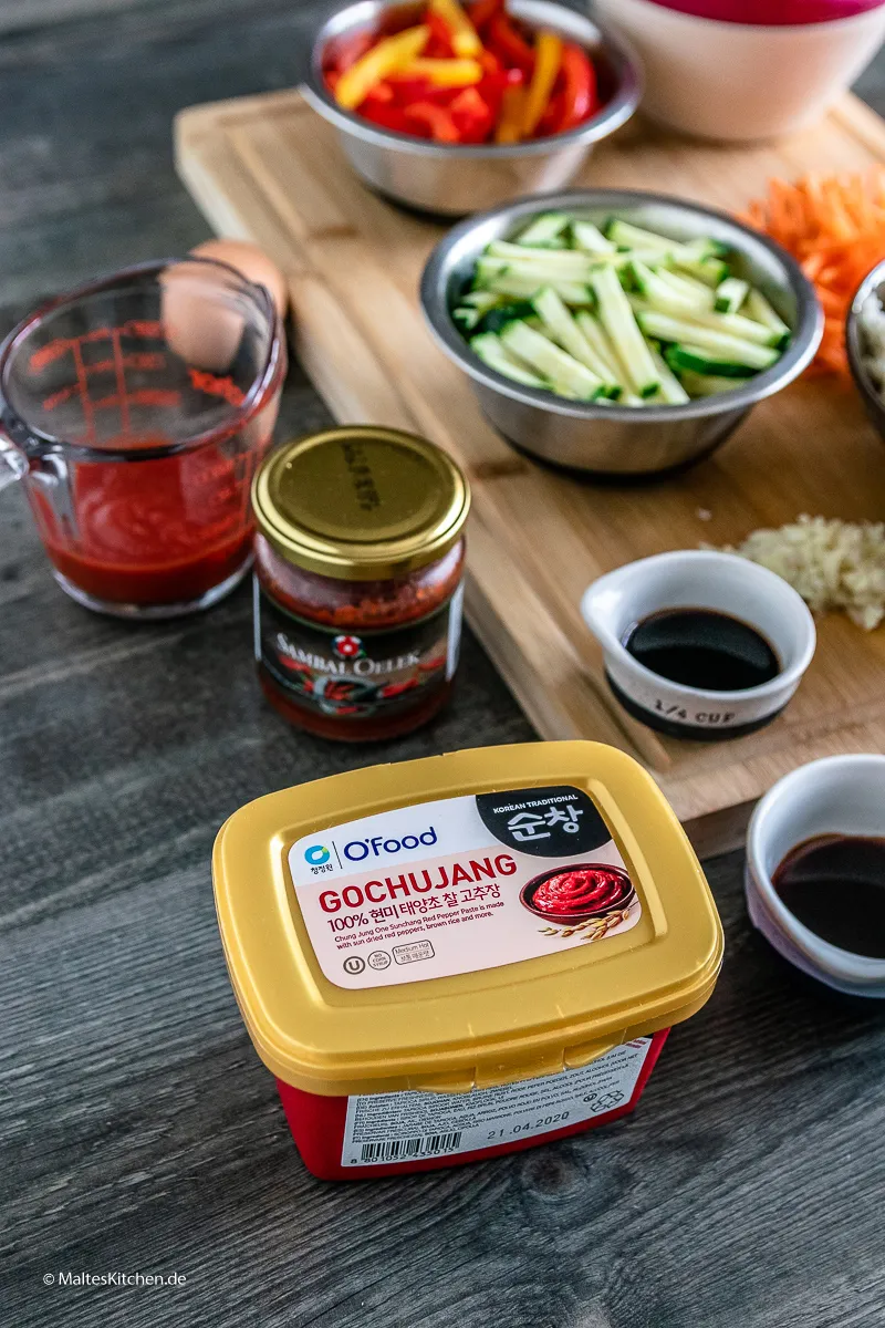 Blick auf die frischen Zutaten für das Nasi Goreng: Reis, Gochujang, Gemüse und Eier