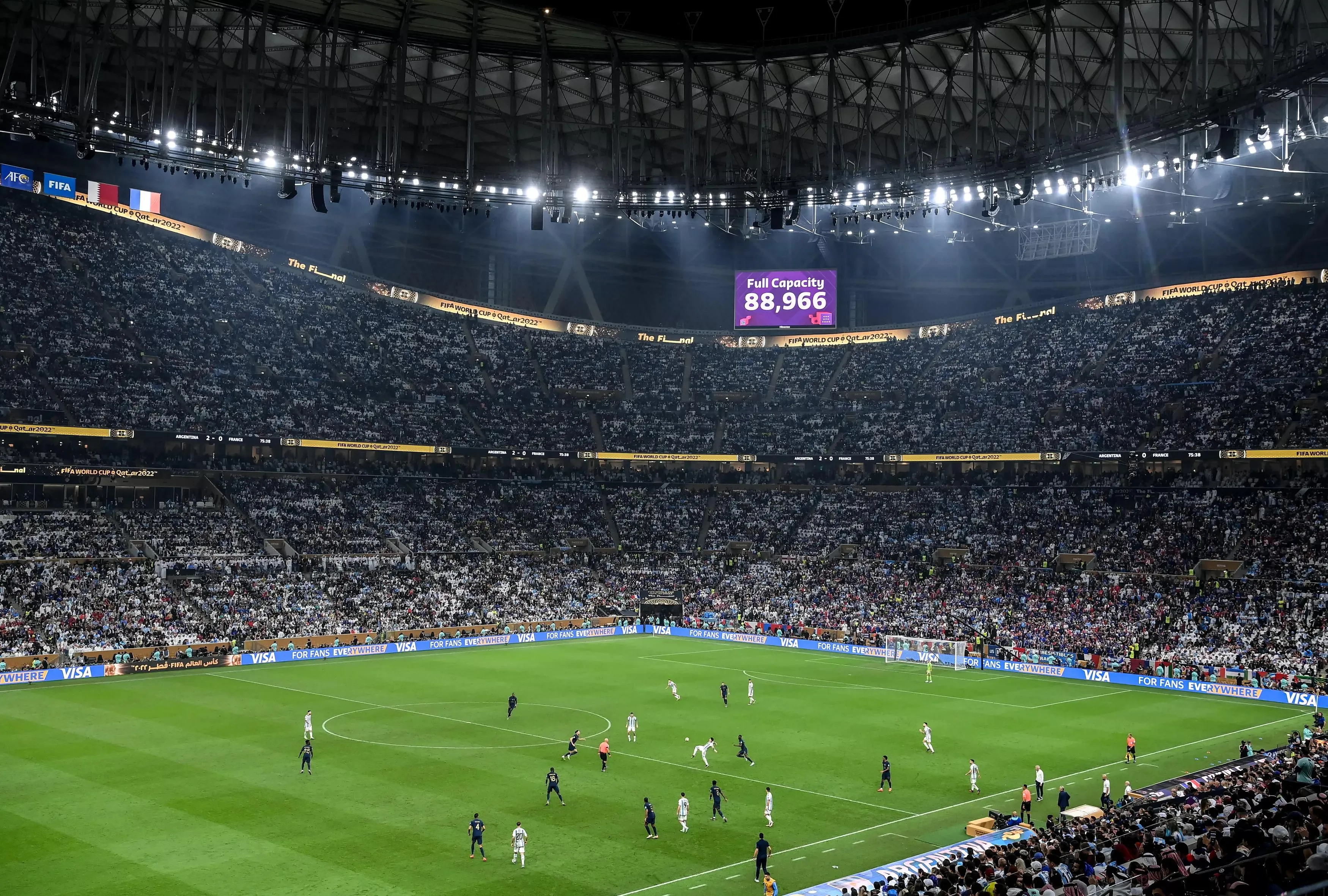 Blick auf die große Leinwand, die die Zuschauerzahl während des Finalspiels der FIFA Fussball-Weltmeisterschaft Katar 2022 zwischen Argentinien und Frankreich zeigt