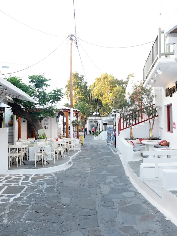 Blick auf die historische Windmühlen von Mykonos, ein Wahrzeichen der Insel, perfekt für Erinnerungsfotos vom Griechenland Urlaub