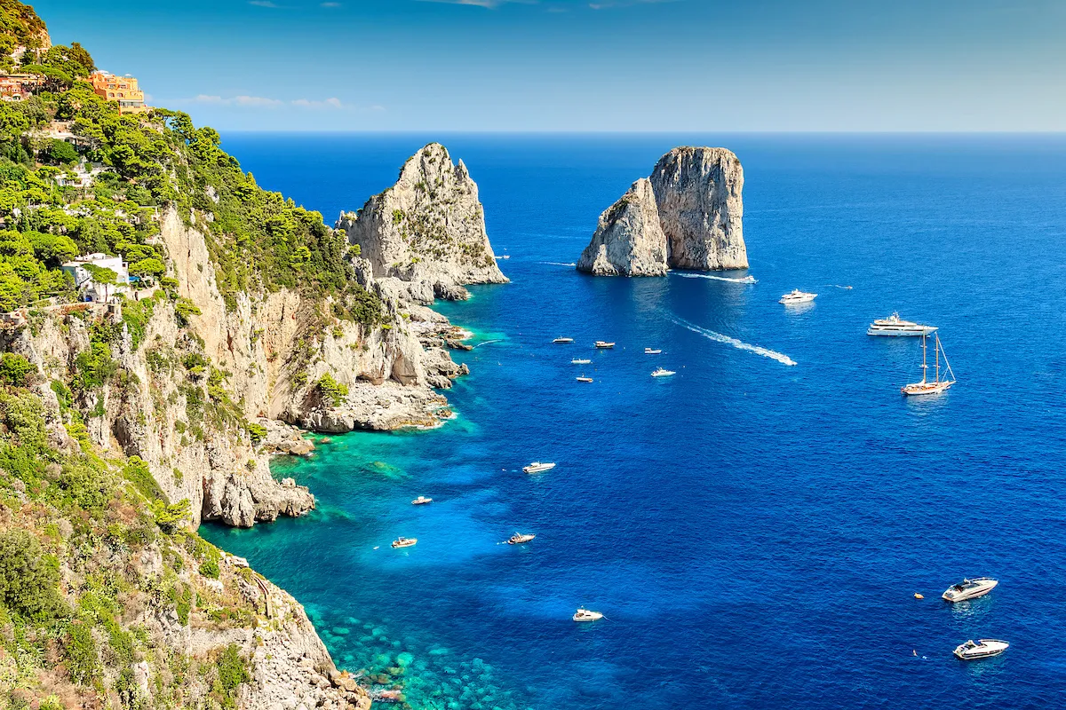 Blick auf die Insel Capri im Mittelmeer mit steilen Klippen und azurblauem Wasser