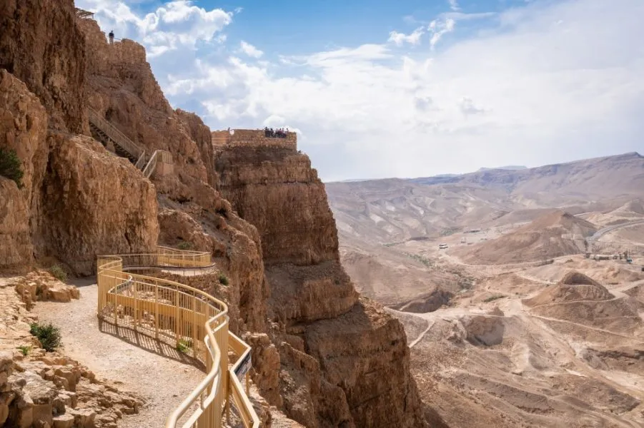 Blick auf die kunstvolle Gestaltung des Herodianischen Palastes auf Masada.
