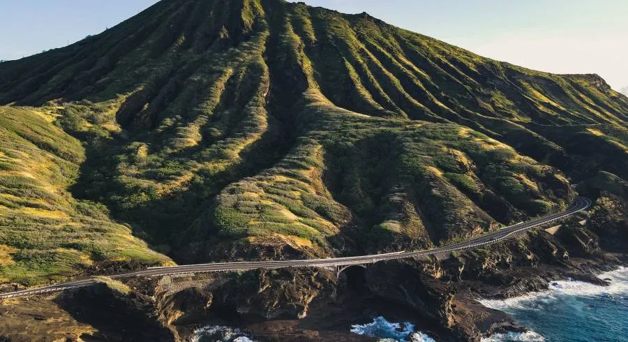 Blick auf die Küste von Oahu mit dem Diamond Head Krater